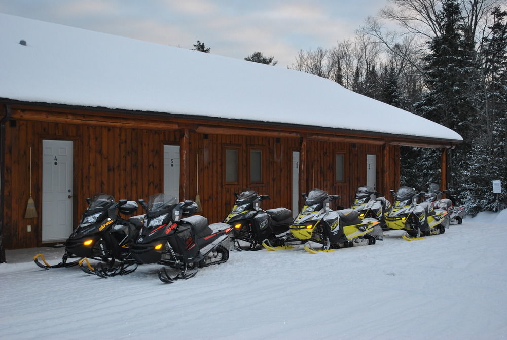 Motel Ours Bleu Lac-Saguay Exterior photo