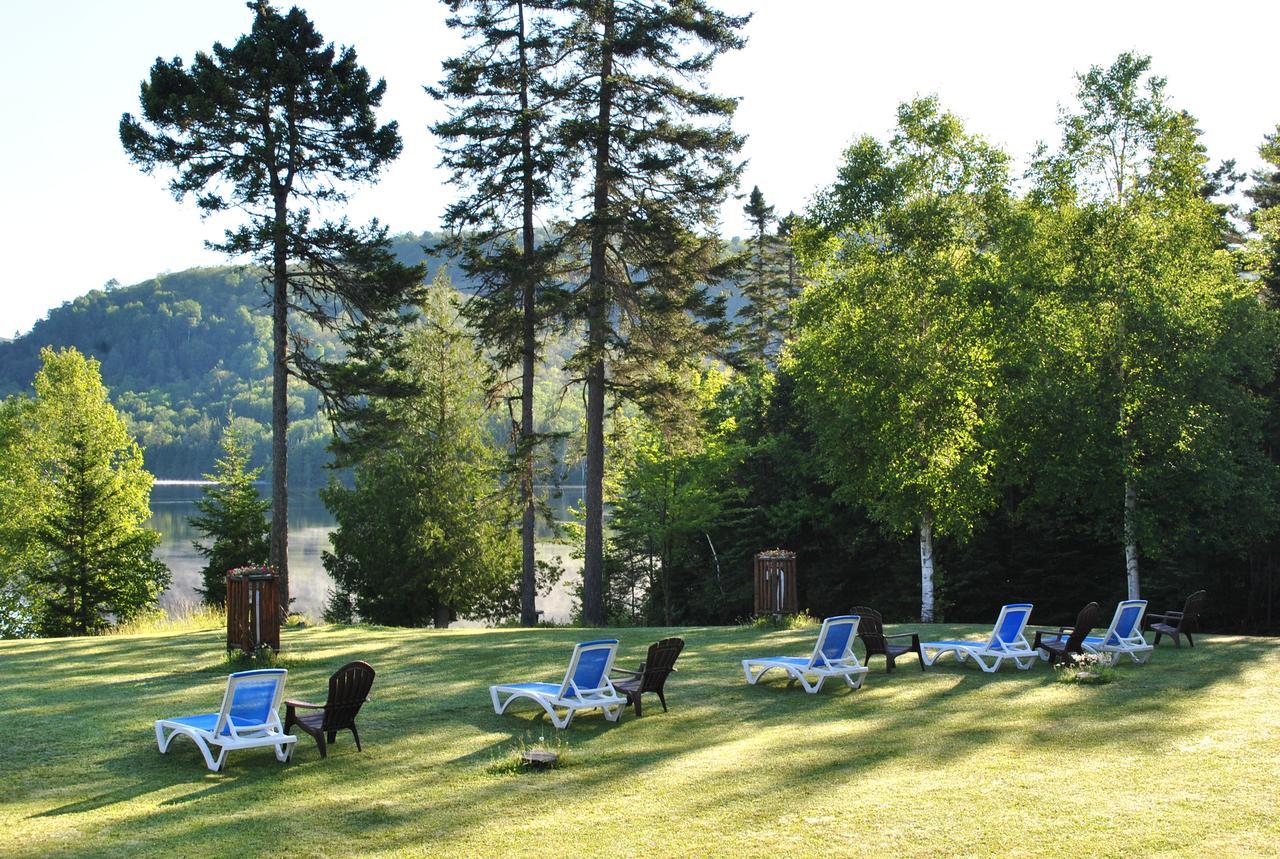 Motel Ours Bleu Lac-Saguay Exterior photo