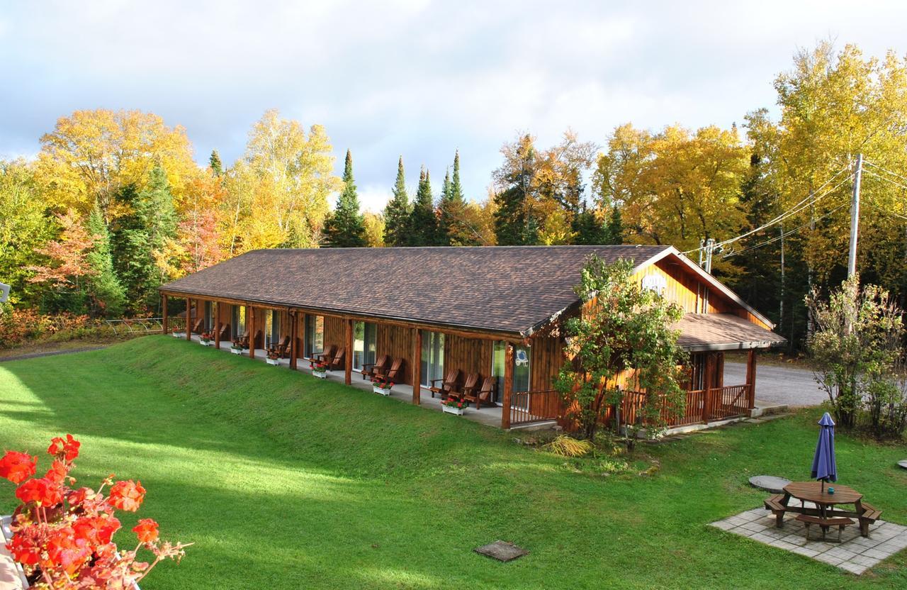 Motel Ours Bleu Lac-Saguay Exterior photo