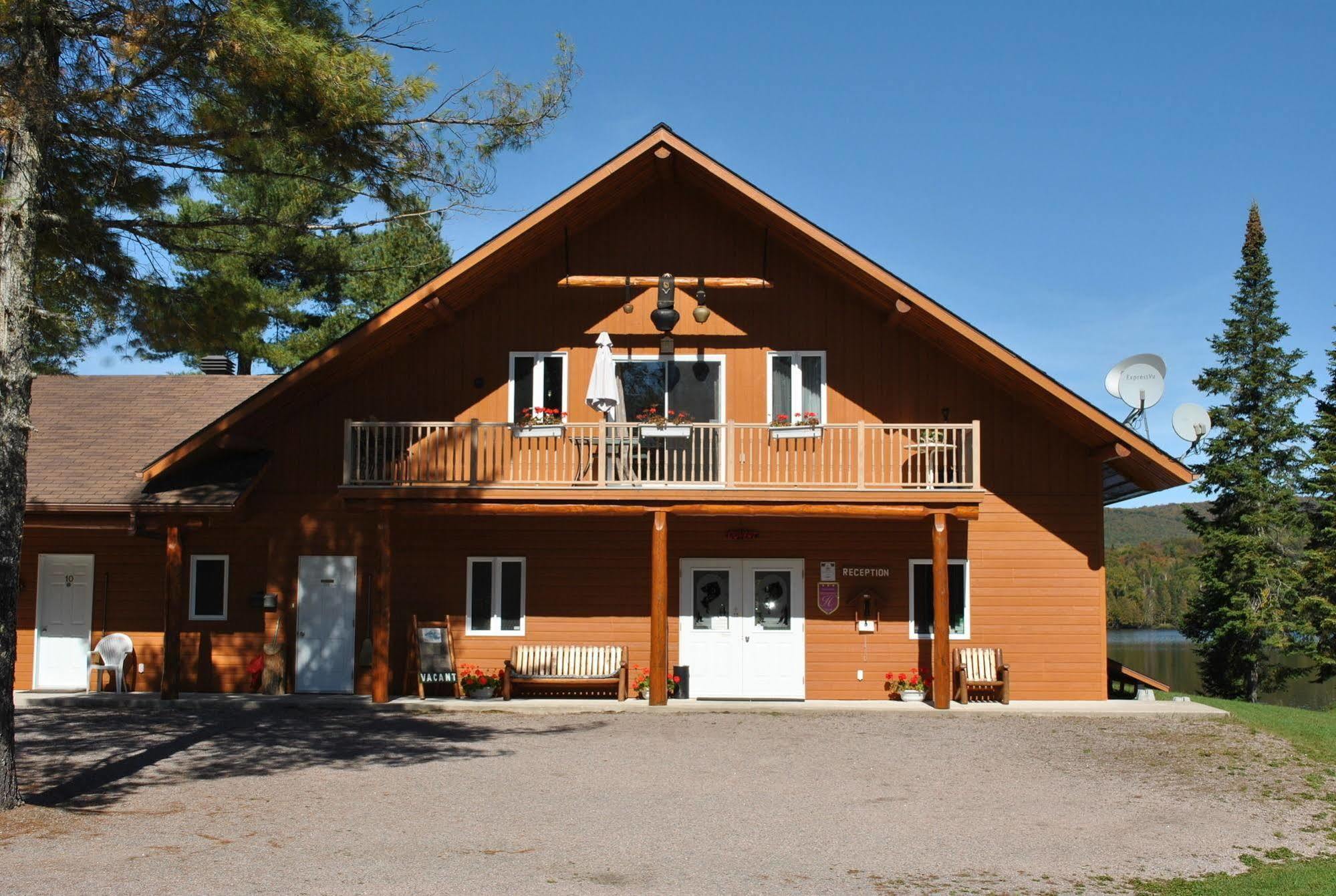 Motel Ours Bleu Lac-Saguay Exterior photo