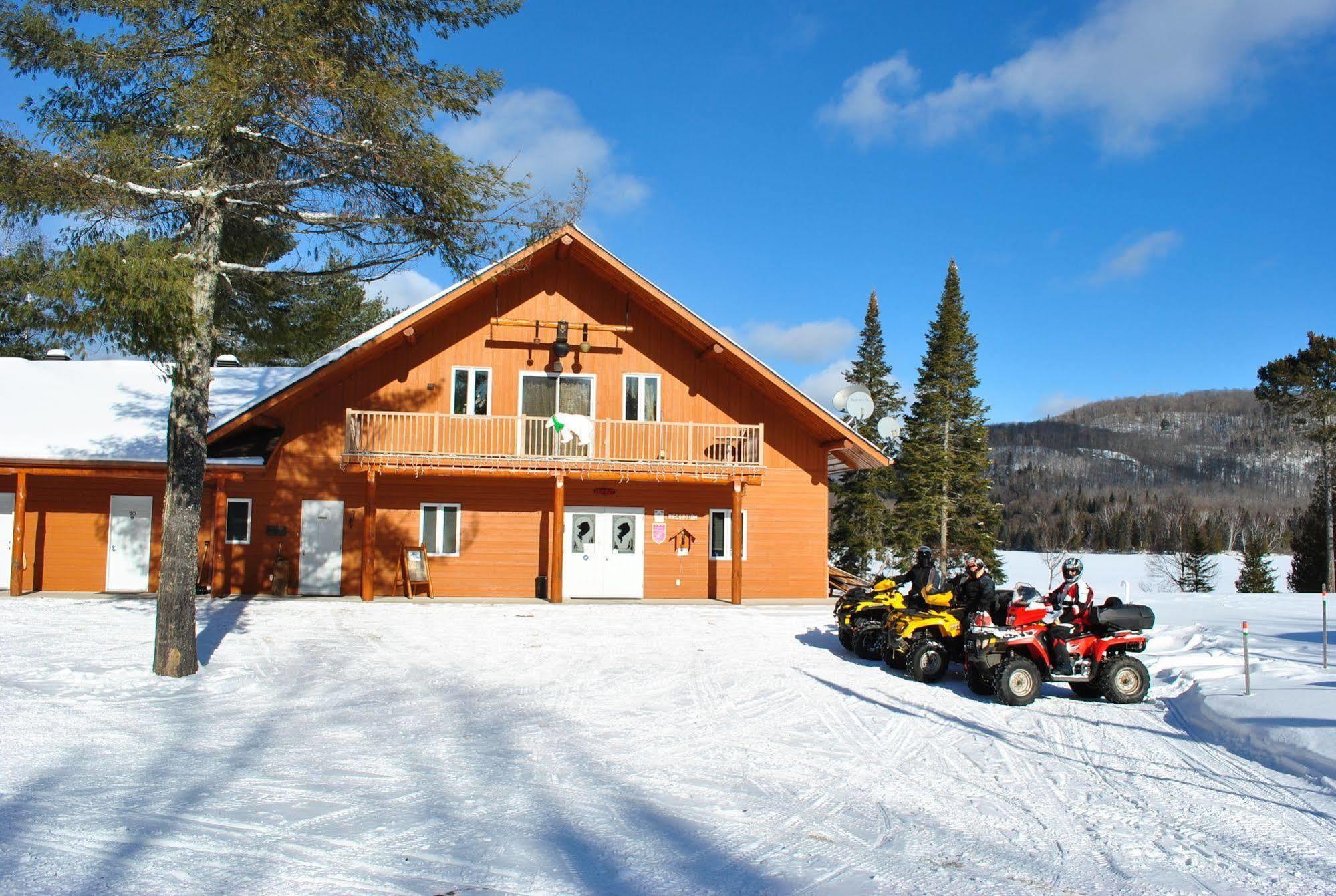 Motel Ours Bleu Lac-Saguay Exterior photo