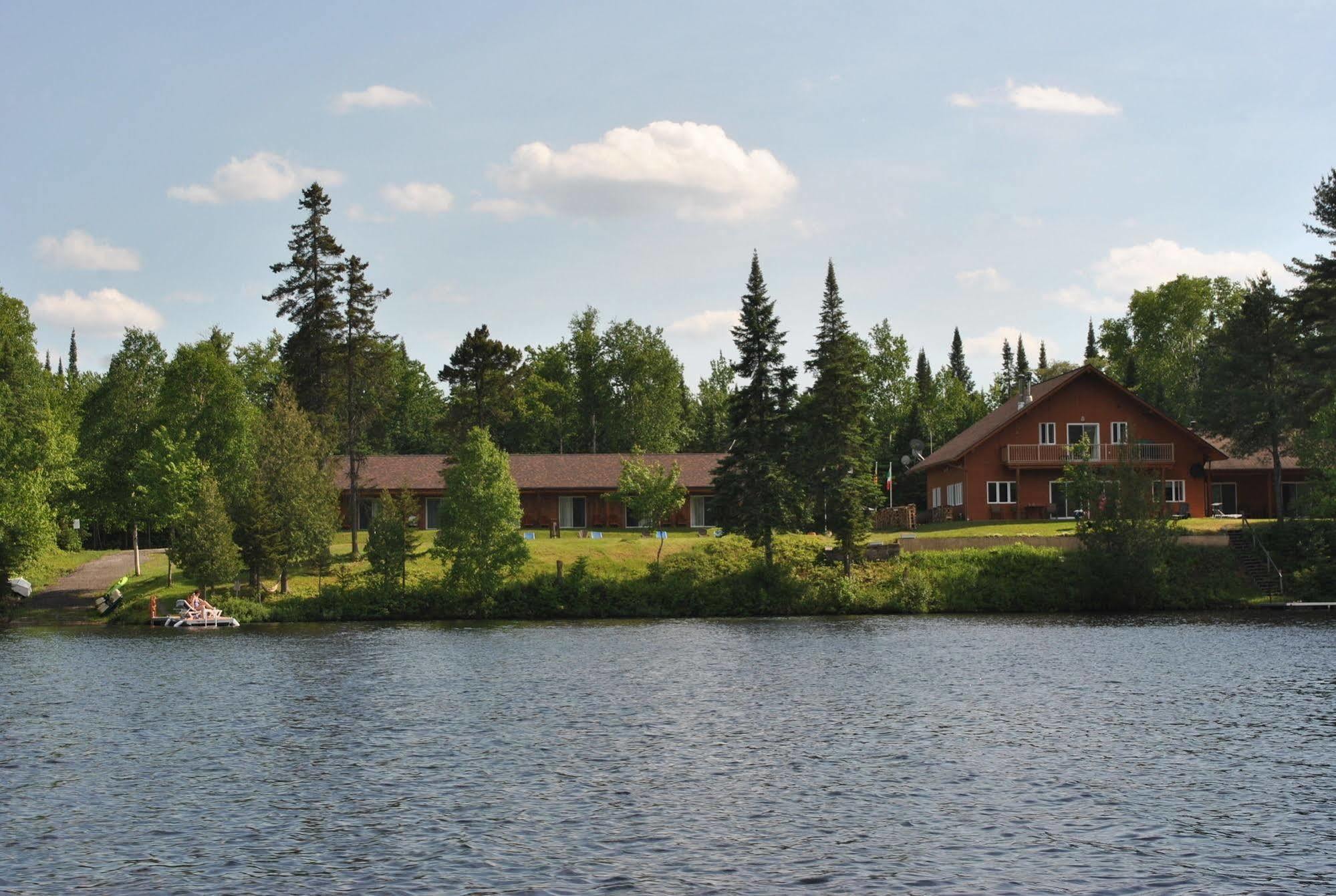 Motel Ours Bleu Lac-Saguay Exterior photo