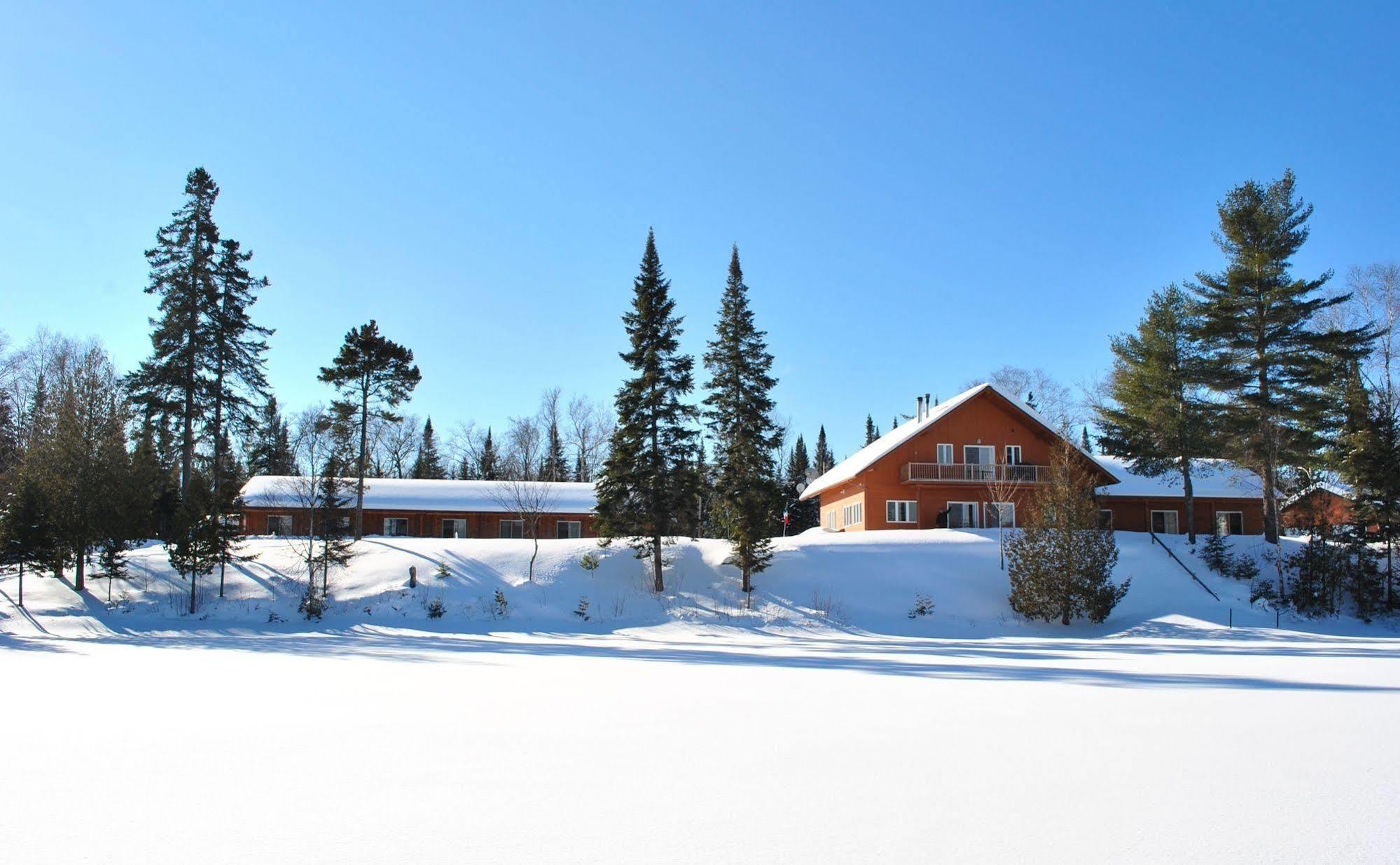 Motel Ours Bleu Lac-Saguay Exterior photo